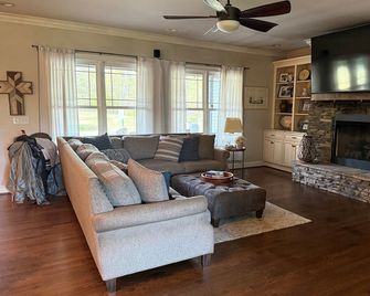 5-bedroom home with pool and hot tub in Thomasville. Relax with the family. - Thomasville - Wohnzimmer