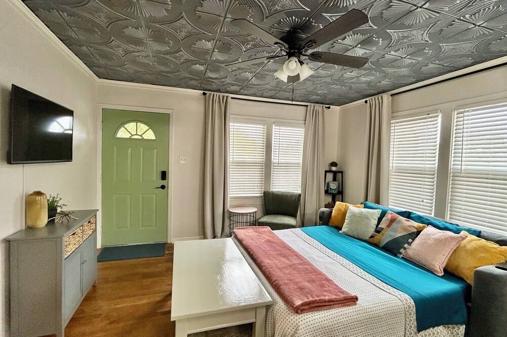 Beautifully Styled Home with Garage-Perfect Short or Long Stay! - San Antonio - Habitación
