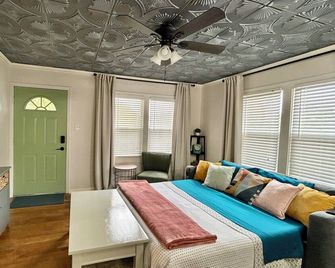 Beautifully Styled Home with Garage-Perfect Short or Long Stay! - San Antonio - Habitación