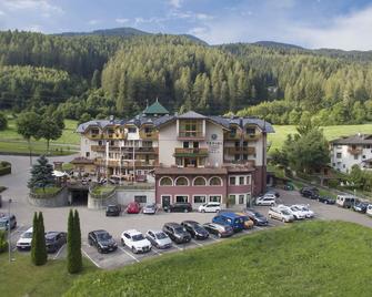 Tevini Dolomites Charming Hotel - Commezzadura - Budova