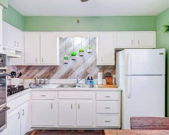 Top Rated Condo - Historic Location - Elmwood Park - Kitchen
