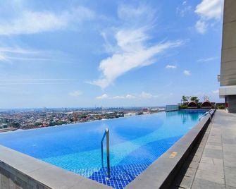 Comfy And Minimalist Studio At Marquis De Lafayette Apartment - Semarang - Pool