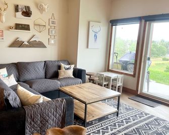 Heron Point - Lake & Mountain View - 5 Min Walk to Beach & Downtown - Invermere - Wohnzimmer