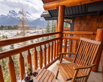 A Bear and Bison Country Inn - Canmore - Balcón