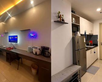 Comfortable staycation condo in the heart of Makati with resort style pools. - Makati - Kitchen