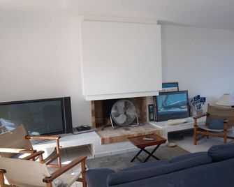 Old restored house, bright, sea view, sleeps 4. - Larmor-Baden - Living room