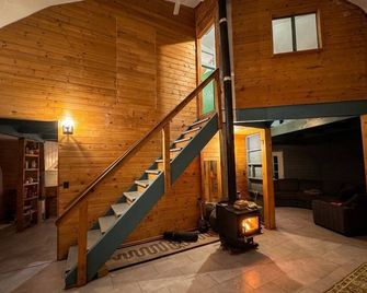 Dome Home between Santa Fe & Taos - near Starbucks, Dining, Casinos, Los Alamos - Española - Stairs