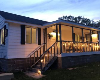 Seconds to the beach, our coastal farmhouse themed family cottage - Cocagne - Building