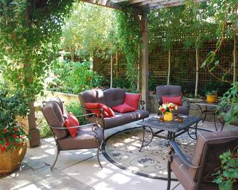 Charming Farmhouse in Historic Old Town Yountville -Stroll to Restaurants, Shops - Yountville - Patio