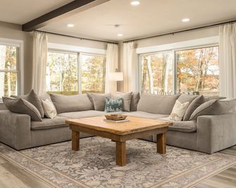 A Quiet Lakefront Retreat With Private Dock, Fireside Evenings, and Views - Hawley - Wohnzimmer