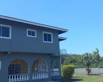 Cozy's Bandb - Runaway Bay - Edificio
