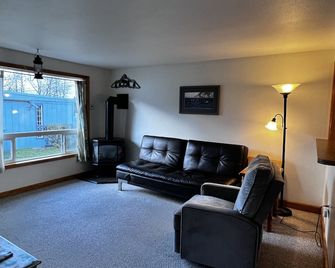 1 Block from the Bay! - Seward - Salon