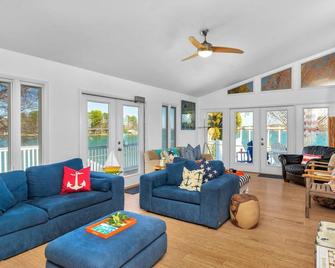 Charlotte Lux Lake House Private Peninsula, Hot Tub & Beach, Wheelchair access - York - Living room
