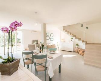 Casa DI Eolo 8&2, Emma Villas - Montelupone - Comedor