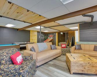 Spacious Wellston Home Near Hiking and Skiing! - Wellston - Living room