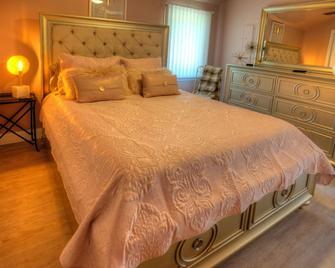 Modern country cottage that is dog friendly with a fenced-in yard. - Columbia - Bedroom