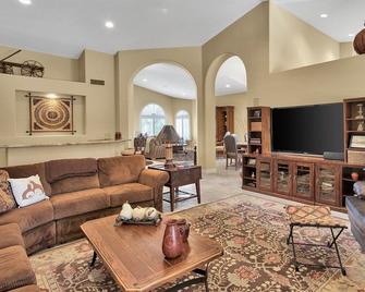 Beautiful 4 Br Home In Private Community W/ Heated Pool! Relaxation Paradise! - Cave Creek - Living room