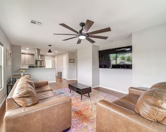 Newly Renovated Unit Near Dtwn Tulsa & Hospitals! - Tulsa - Living room