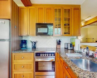 Welcoming studio w/ full kitchen, futon, partial AC - close to skiing & hiking - Stowe - Cocina