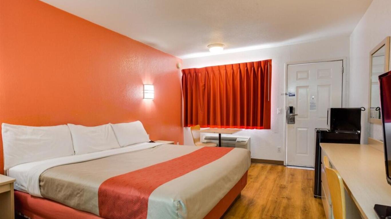 Motel 6 Fayetteville, AR