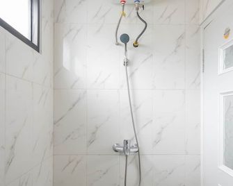Twospaces Living At Bsb Villa Maharaja, Malang - Malang - Bathroom