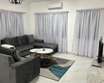 Cozy 2-bedroom apartment in enchanting Accra with AC, WiFi, and Perfect Location - Accra - Salon