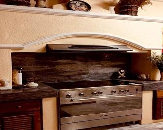Hilltop Bed & Breakfast - Looc - Cocina