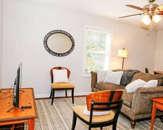 Quaint Newly Renovated Downtown Cottage - Lincolnton - Dining room