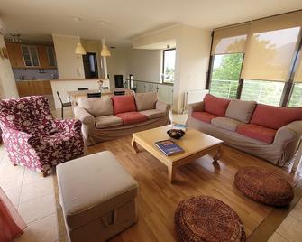 Xenos Villa 2 With 5 Bedrooms private swimming pool, near the sea - Tigaki - Sala de estar