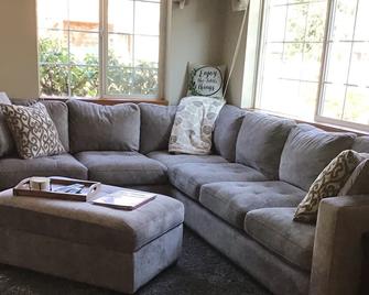 Cozy getaway house - Forks - Living room