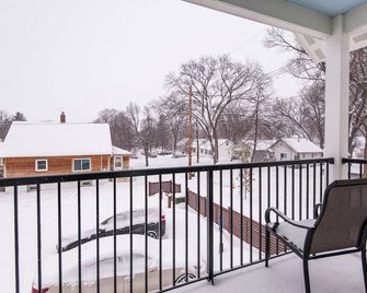 Convenient & Clean, 2 Bedroom/2 Bathroom, 7 Blocks to Mayo Clinic - Rochester - Balcony