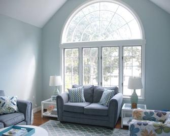 6 Minute Walk To Private Association Beach ! Renovated Like New Home Sleeps 12 - Falmouth - Living room