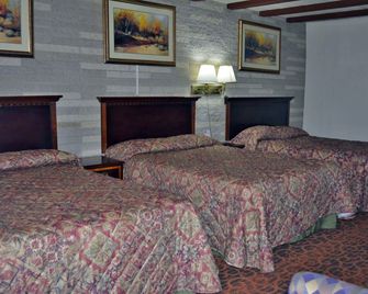 Red Carpet Inn And Suites - New Cumberland - Bedroom
