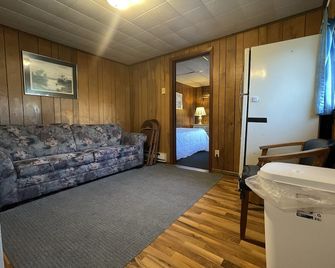 Sunset Motel - Lake City - Living room