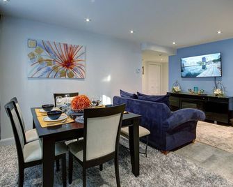Superb apartment 15 min from Montreal - Free Parking - Brossard - Dining room