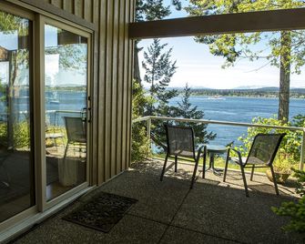 Private Ocean View Suite - Quathiaski Cove - Balkon