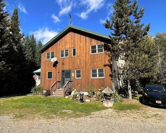 Huge Lakefront Cabin | Sleeps 12| King Bed| Dock| Ski Saddleback| Snowmobile| - Oquossoc - Edificio