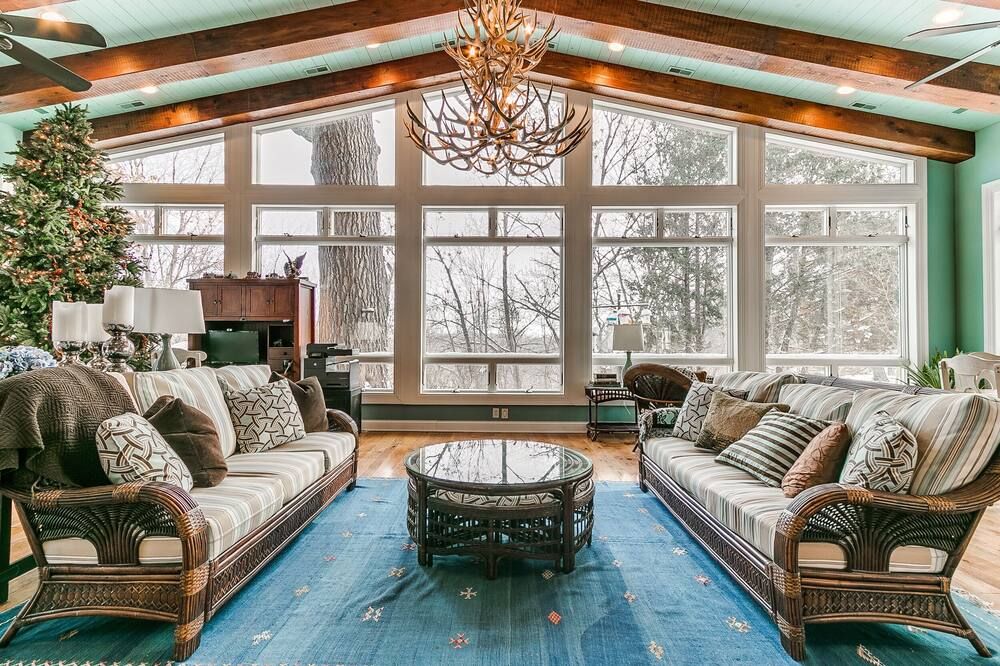 Huge Retreat with Heated Pool And Hot Tub by Briggs Woods Walking Trail and Golf - Webster City - Wohnzimmer