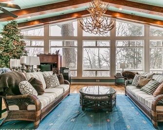 Huge Retreat with Heated Pool And Hot Tub by Briggs Woods Walking Trail and Golf - Webster City - Wohnzimmer