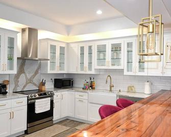 Modern cozy home, pet friendly - Wolcott - Kitchen