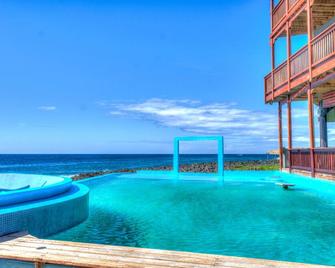 Sea view room with deck - Coxen Hole