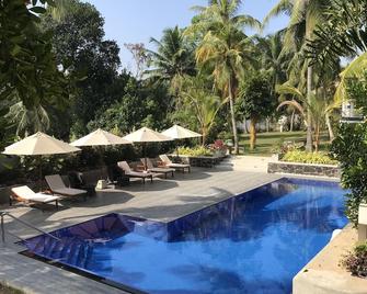 Tropical House - Jungleside Villa - היקאדוואה - בריכה