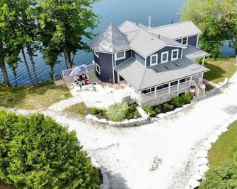 Waterfront Cottage w Sauna on Sharbot Lake - Sharbot Lake - Building