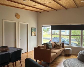 Beautifully updated 1950s bach just a few minutes walk from the surf beach. - Whangamata - Huiskamer