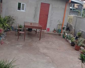 Budget Friendly Guesthouse |Pet-friendly|2 bath - La Trinidad - Patio