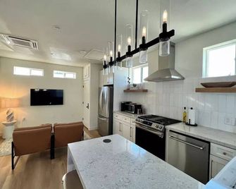Modern Studio- Entire place to yourself! Full Kitchen/Washer/Dryer/500mbs WIFI - Los Angeles - Kitchen