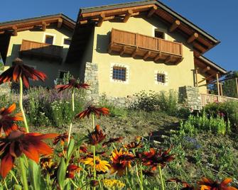 Petite Cerise - Pila - Building