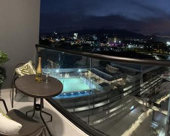 Luxury 1-BDR apartment in superb San José 20 minutes from the airport AC/Wifi - San José - Balcón