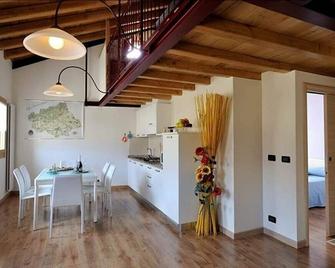 Villa Marsica C: A welcoming two-story apartment immersed in a splendid landscape, in the heart of a wonderful little town, with Free WI-FI. - Miane - Dining room