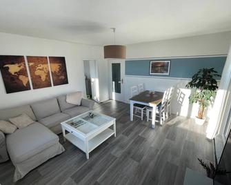 Charming 4-Person Apartment in Hoyerswerda City Center - Hoyerswerda - Living room